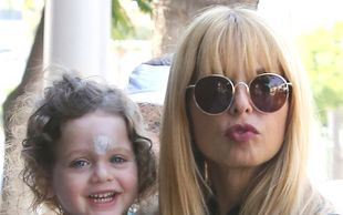 Ciężarna Rachel Zoe z synkiem na spacerze (FOTO)