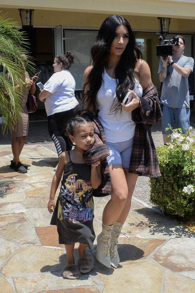 Kim Kardashian w seksownych botkach i koszuli Kanye