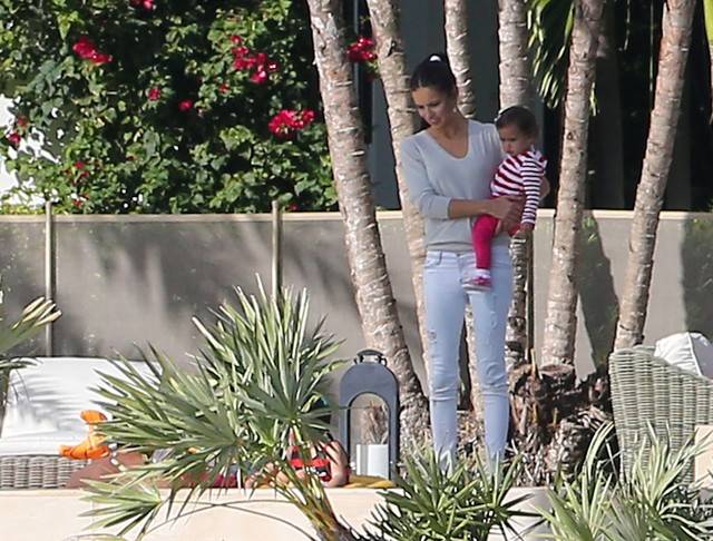 Adriana Lima z córeczkami i mężem