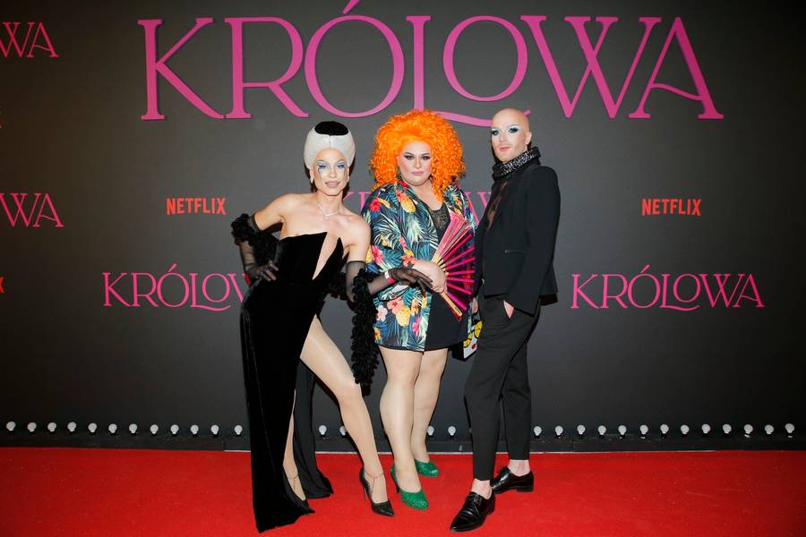 Gwiazdy na premierze serialu Netflixa “Królowa”: Dawno nie widziana Maria Peszek, neonowa Ada Fijał, Paweł Deląg…