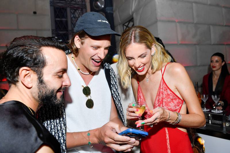 Gąsiewska, Markowska, Kosel, Woliński bawią się z Dakotą Johnson i Chiarą Ferrangi na jednej imprezie