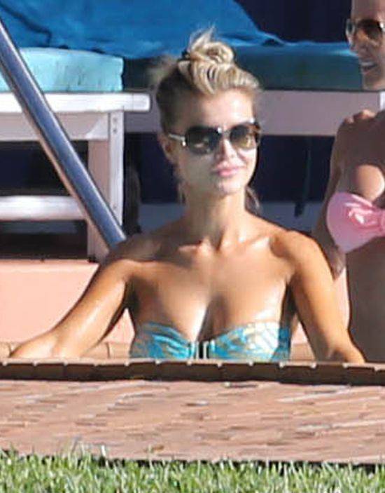Joanna Krupa z mężem na basenie