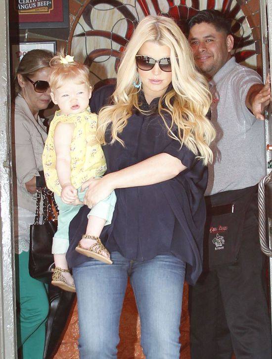 Jessica i Ashlee Simpson na zakupach z dziećmi