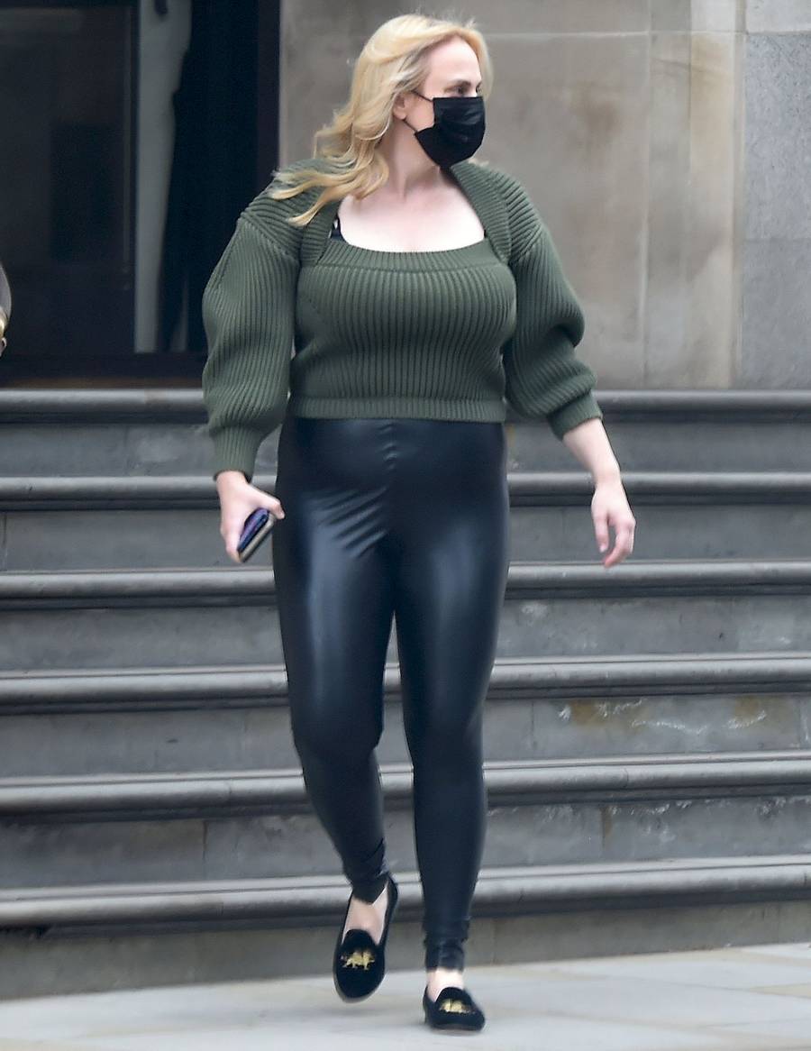 Rebel Wilson w skórzanych legginsach