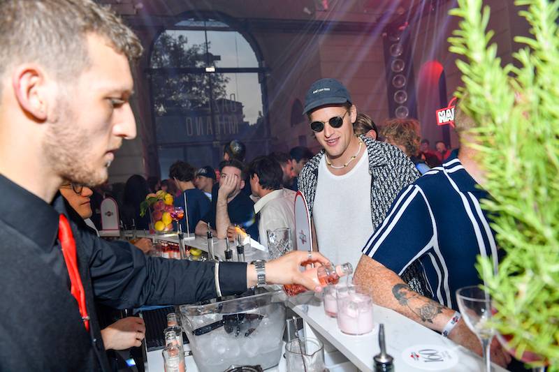 Gąsiewska, Markowska, Kosel, Woliński bawią się z Dakotą Johnson i Chiarą Ferrangi na jednej imprezie