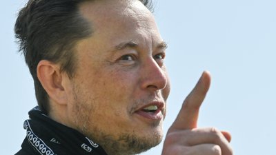 Elon Musk tańczący podczas rave’u w Meksyku, “wygląda jakby cierpiał” [wideo]