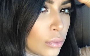 Kim Kardashian pokazała biust z okazji… (FOTO)