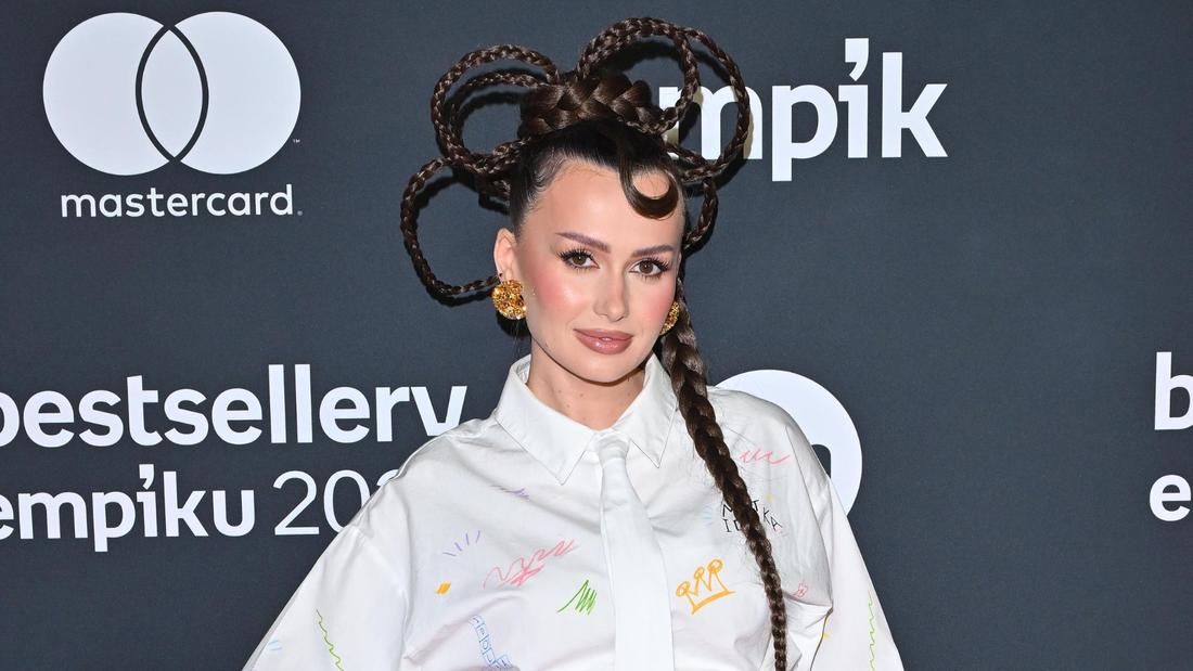 Wersow pokazała na ściance ciążowe krągłości. Stylizacja jak z kosmosu, fot. KAPIF.