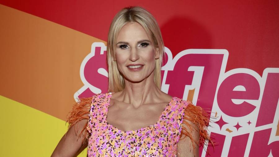 Dominika Tajner kusi na ściance. Ależ ma talię osy! Fot. AKPA.