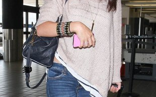 Selena Gomez  – podarte dżinsy, buty z ćwiekami (FOTO)