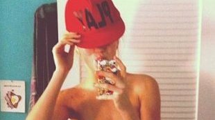 Córka gwiazdorskiej pary chwali się brzuchem (FOTO)