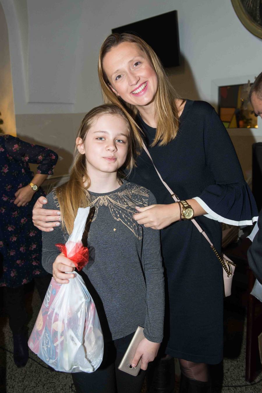 Gwiazdy odwiedziły dzieci w świetlicy na Pradze – malowanie bombek i kolędy