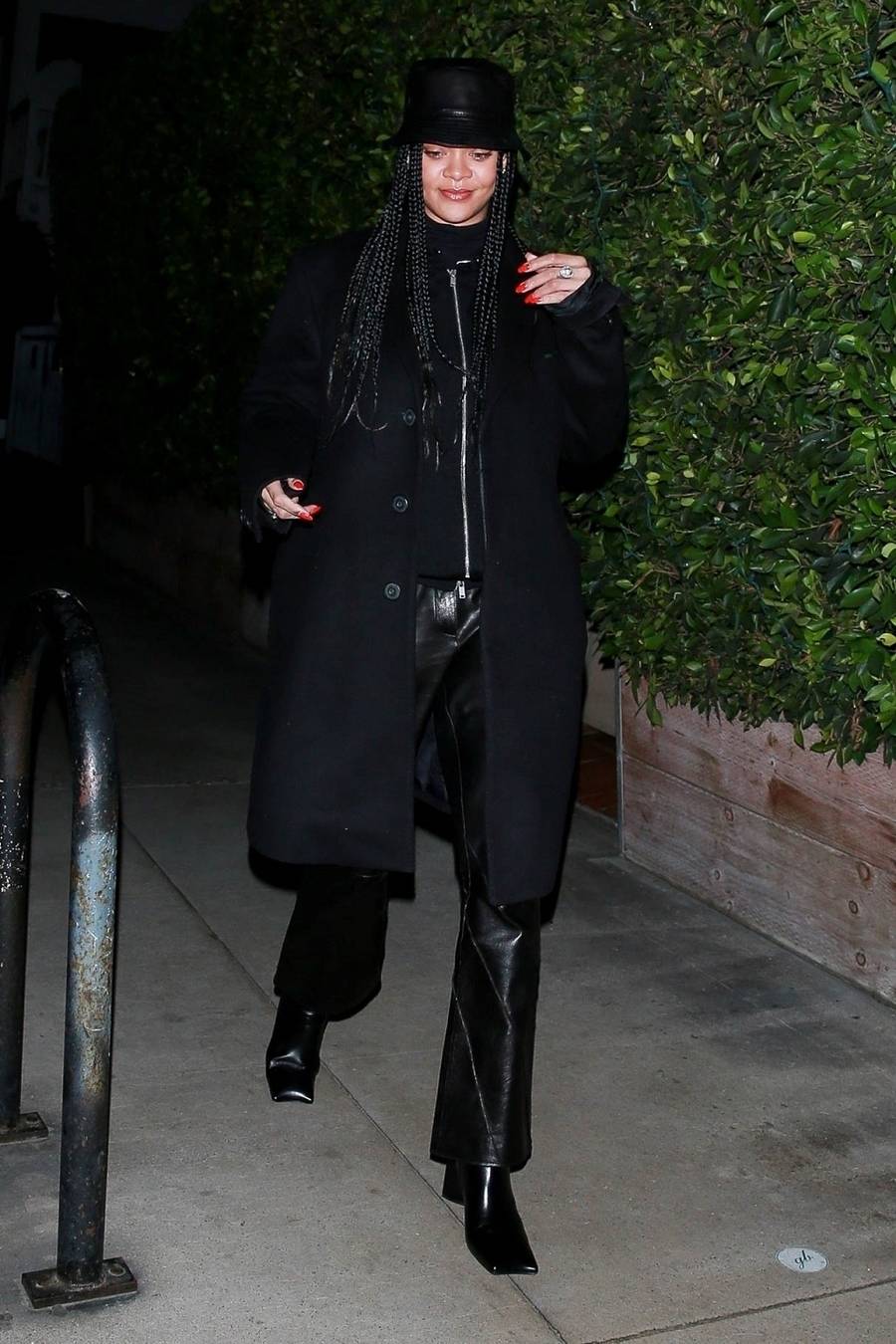 Rihanna cała na czarno.