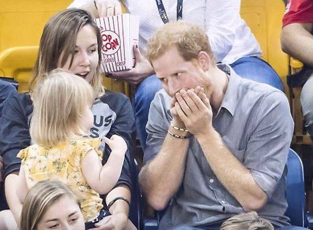 Podjadała popcorn samemu księciu Harry’emu. Jego reakcja…