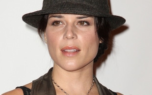 Neve Campbell spotyka się z Mustafą od Old Spice