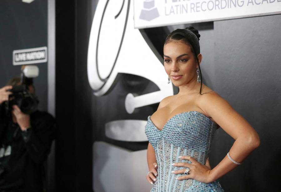 Georgina Rodriguez w sukni z głębokim rozcięciem niczym KRÓLOWA LODU (ZDJĘCIA)