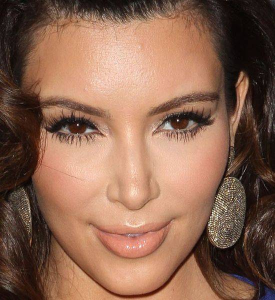 Twarz Kim Kardashian z BARDZO BLISKA
