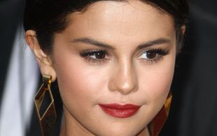 Selena Gomez jak w żałobie na AMA 2014 (FOTO)