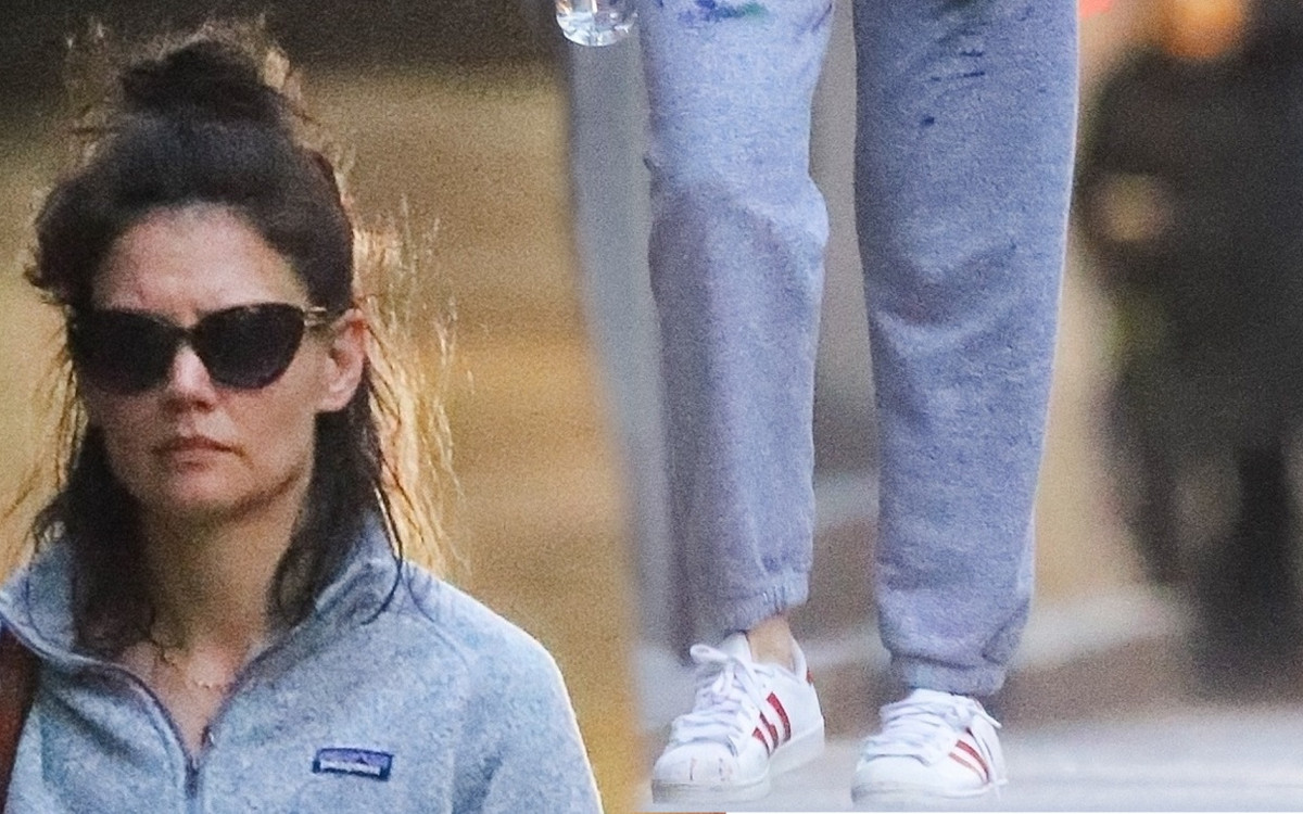 Katie Holmes w dresie i rozczochranych włosach spaceruje ulicami Nowego Yorku