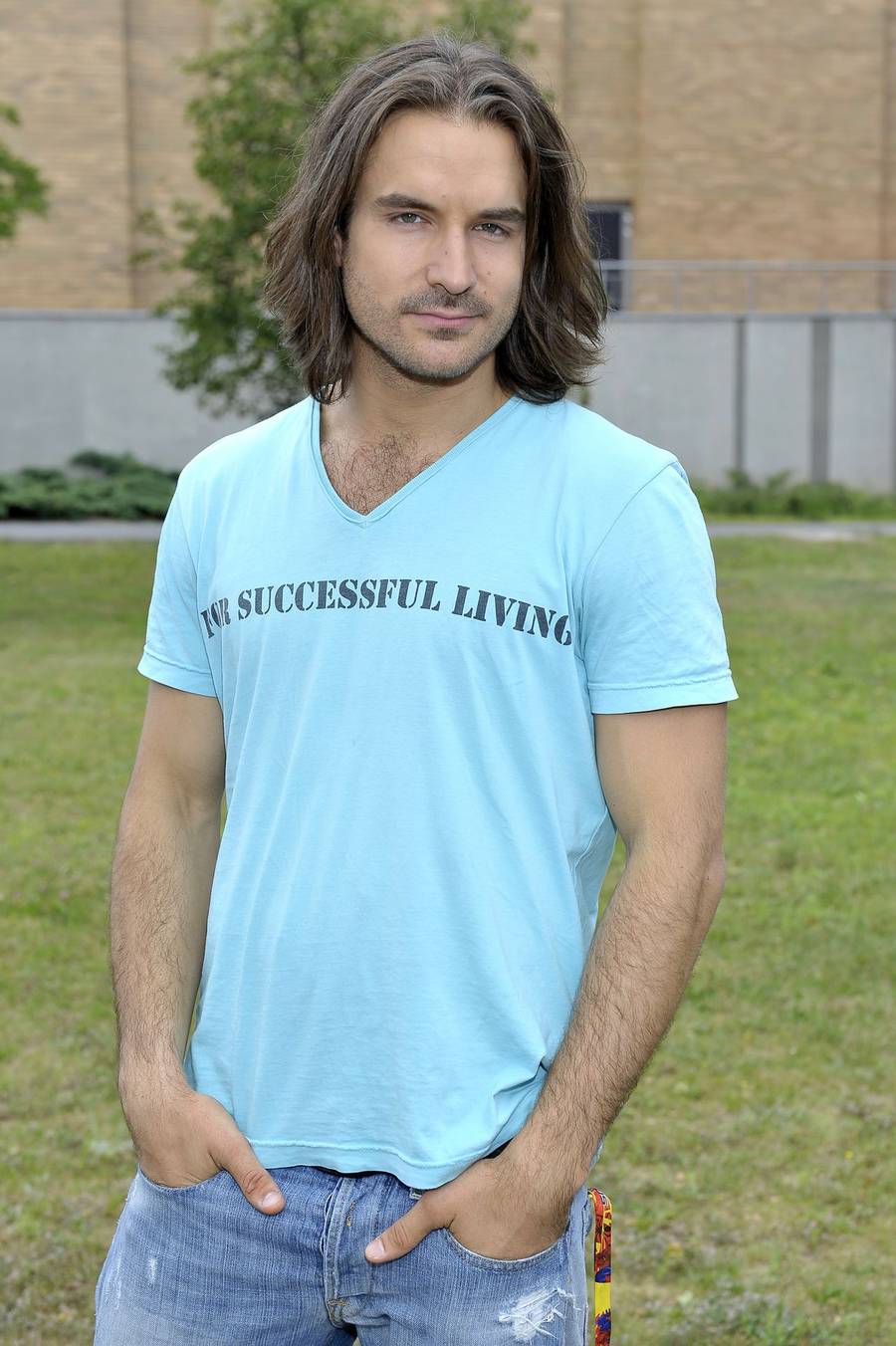 Piotr Stramowski w długich włosach