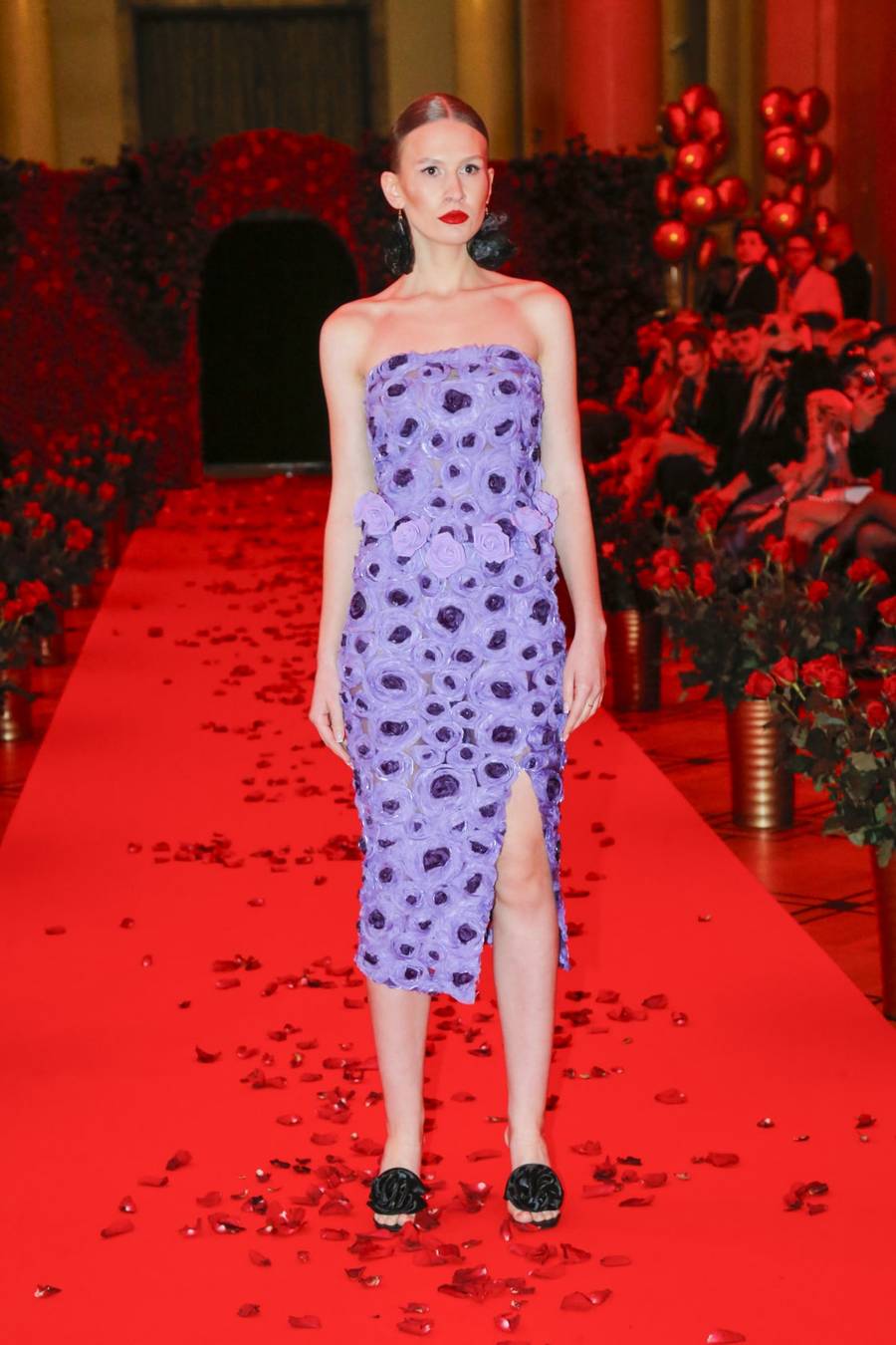 Kolejny POKAZ MODY Caroline Derpieński! To dlatego przyleciała do Polski?! (FOTO)