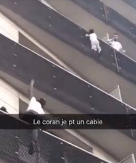 Dziecko zwisające z balkonu! Na pomoc przyszedł SPIDERMEN!