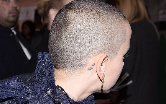 Łysa głowa i koronka. Wbrew pozorom Monika Brodka wyglądała ślicznie