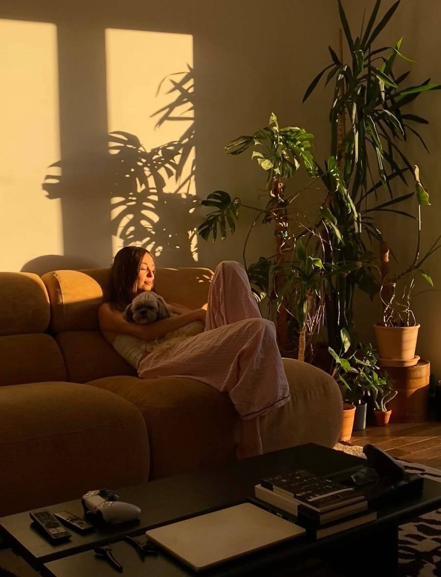 Mieszkanie Izabelli Krzan tonie w luksusach. Drewno i designerskie dodatki