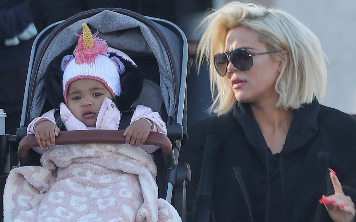 Khloe Kardashian z córką True na spacerze – bez filtrów i pozowania (ZDJĘCIA)