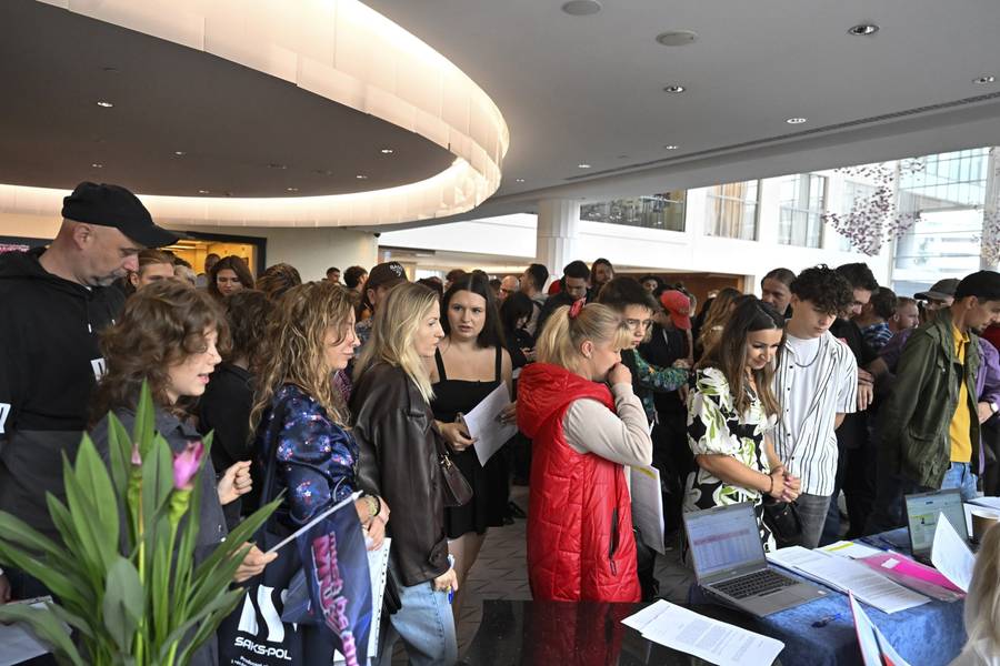 Kulisy wielkiego castingu do “Must Be The Music”! Maciej Rock przywitał TŁUMY nowych artystów