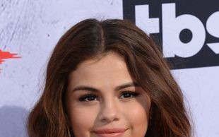 Selena Gomez ZBOMBARDOWANA pytaniami o The Weeknd i Bellę Hadid!