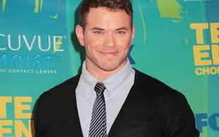 Jego spojrzenie hipnotyzuje, uśmiech rozbraja (FOTO)