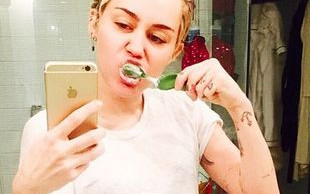 Dużo krwi na instagramie Miley Cyrus (FOTO)