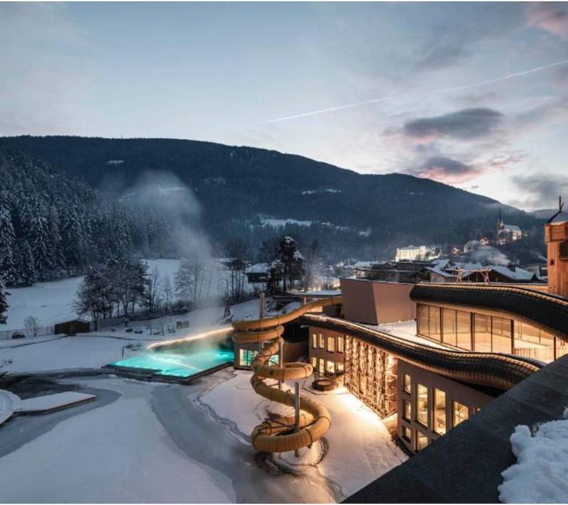 Własny stok, gigantyczna zjeżdżalnia i basen infinity – tak wygląda urlop w wersji VIP!