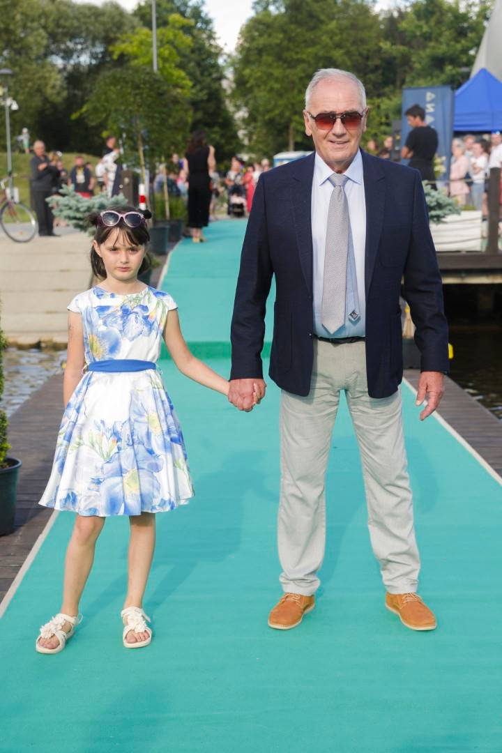 Gwiazdy prezentują liczne stylizacje na pokazie charytatywnym: Hyży, Opczowska, Węgrowska…