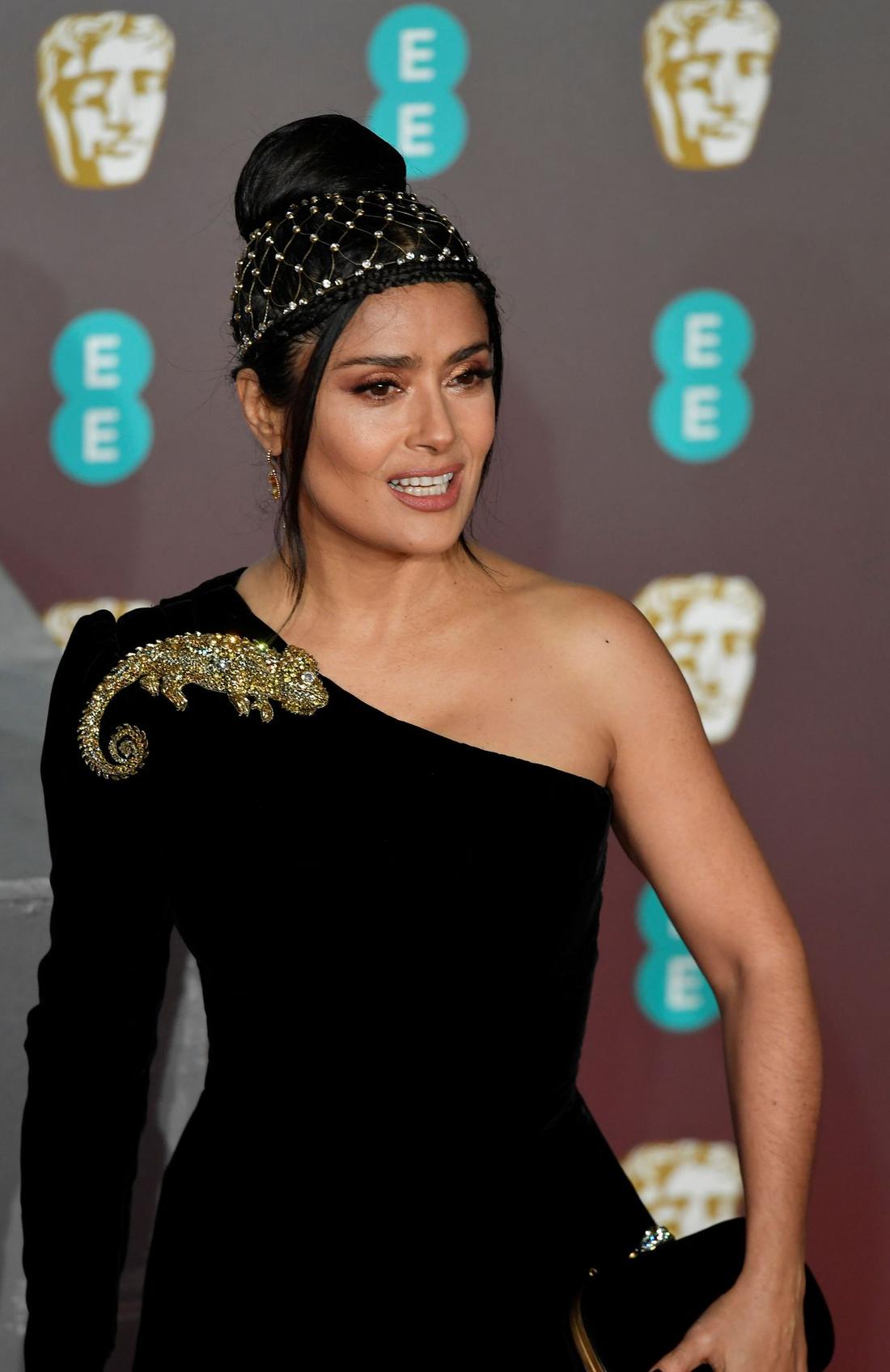 Salma Hayek jest po 50 a dalej zachwyca urodą bez makijażu. Zjawiskowa Salma Hayek pozuje przed fotoreporterami.