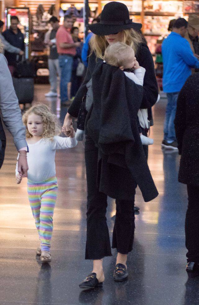 Blake Lively z córeczkami Jamese i Ines lotnisku (ZDJĘCIA)