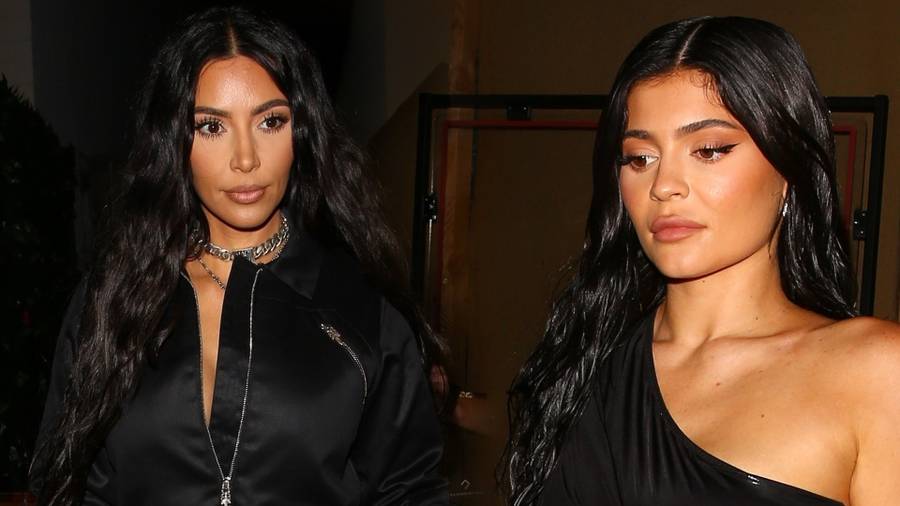 Kardashianki na kolacji - Kylie w seksownej sukience, a Kim...? Niezbyt udana stylizacja (ZDJĘCIA)