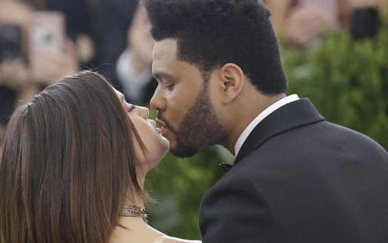 Selena Gomez całuje INNEGO. Jak reaguje The Weeknd?