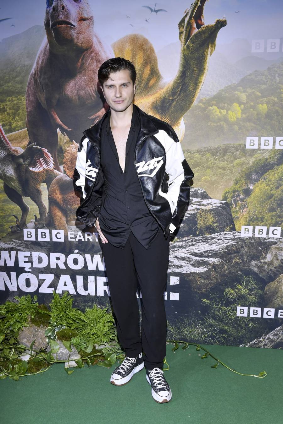 Gwiazdy bawią się na premierze “Wędrówki z dinozaurami”! Marika z uroczymi SYNAMI, Michał Koterski