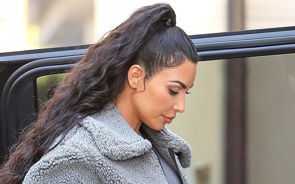 Kim Kardashian – pani Grey. Celebrytka w szarym futerku i ulubionych legginsach (ZDJĘCIA)