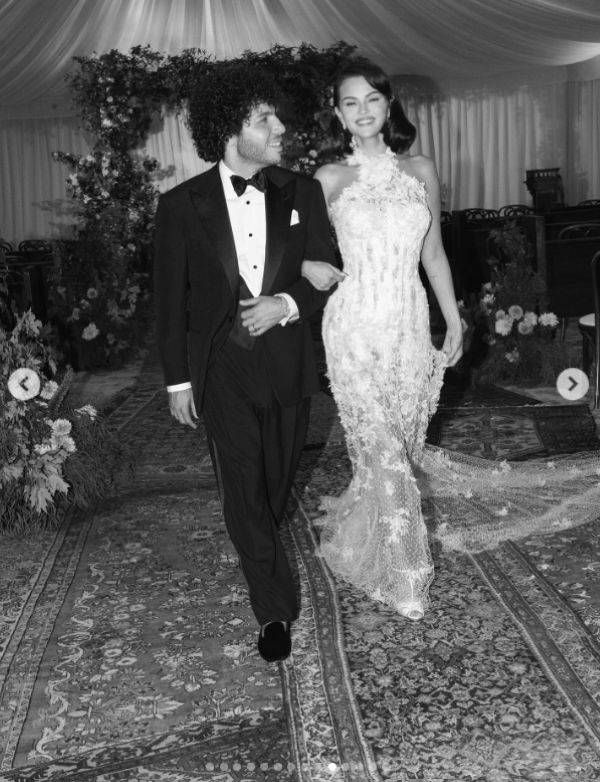 Selena Gomez pokazała serię prywatnych kadrów ze ślubu. Miała aż trzy suknie ślubne… (FOTO)