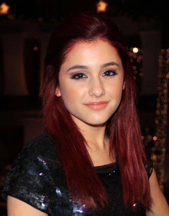 Jak zmieniała się twarz Ariany Grande?