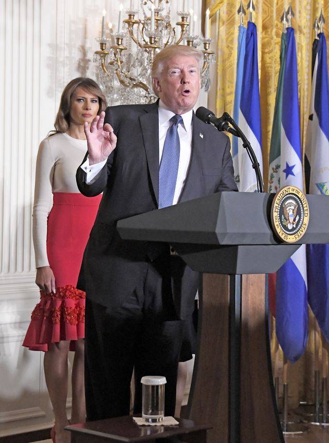 Wpadka z biustem Melanii Trump