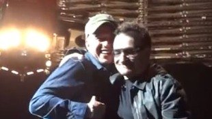 Bono zaprosił Polaka na scenę podczas koncertu [VIDEO]