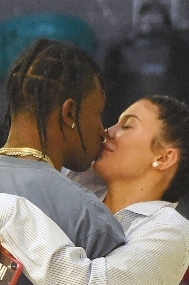 Kylie i Travis NAMIĘTNIE całują się na randce!