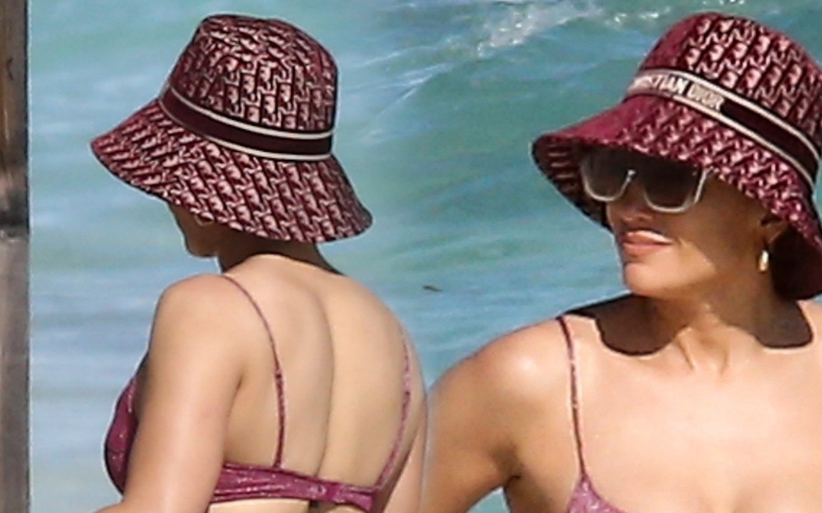 Jennifer Lopez w skąpym BIKINI na wakacjach. Spójrzcie na jej brzuch! (ZDJĘCIA)