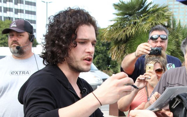 Kit Harington na planie show Extra