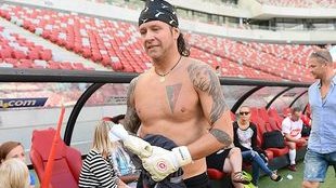 Radek Majdan nie umie sobie wyprasować koszuli! (FOTO)