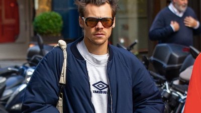 Napakowany Harry Styles morsuje w Londynie z ukochaną